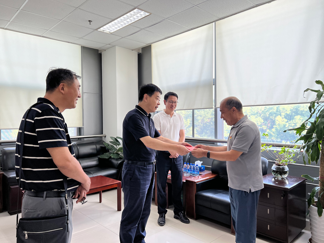2023年6月27日，院党委副书记李松刚慰问中北公司困难党员田润宇